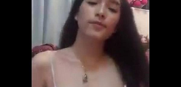  Pretty girl show off on cam